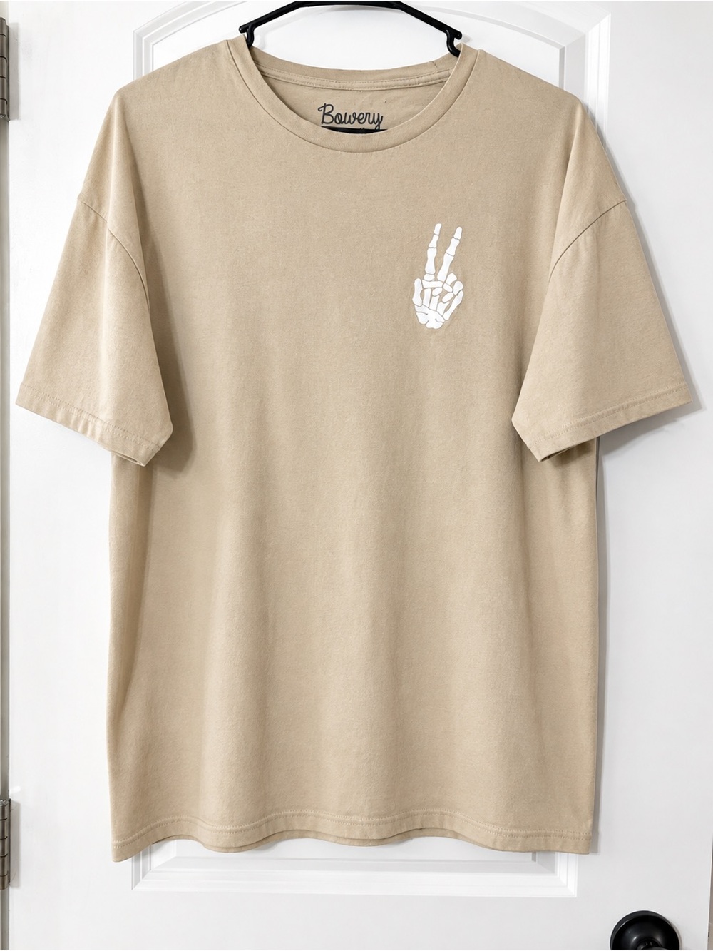 Bowery Supply Co Men's Beige Short-Sleeve Graphic Tee - Peace Skeleton Hand